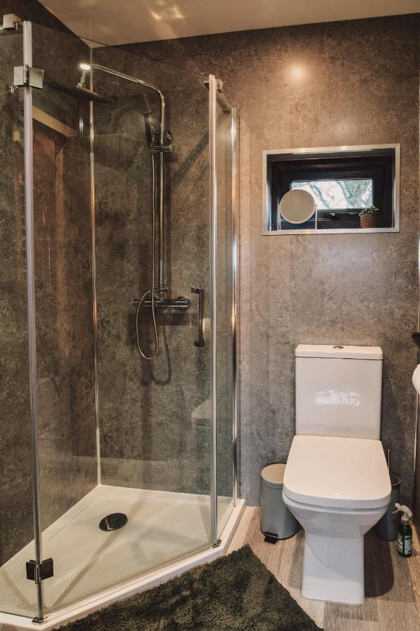 Luxury Glamping Cabin With Outdoor Bath On Cornish Flower Farm Truro Extérieur photo